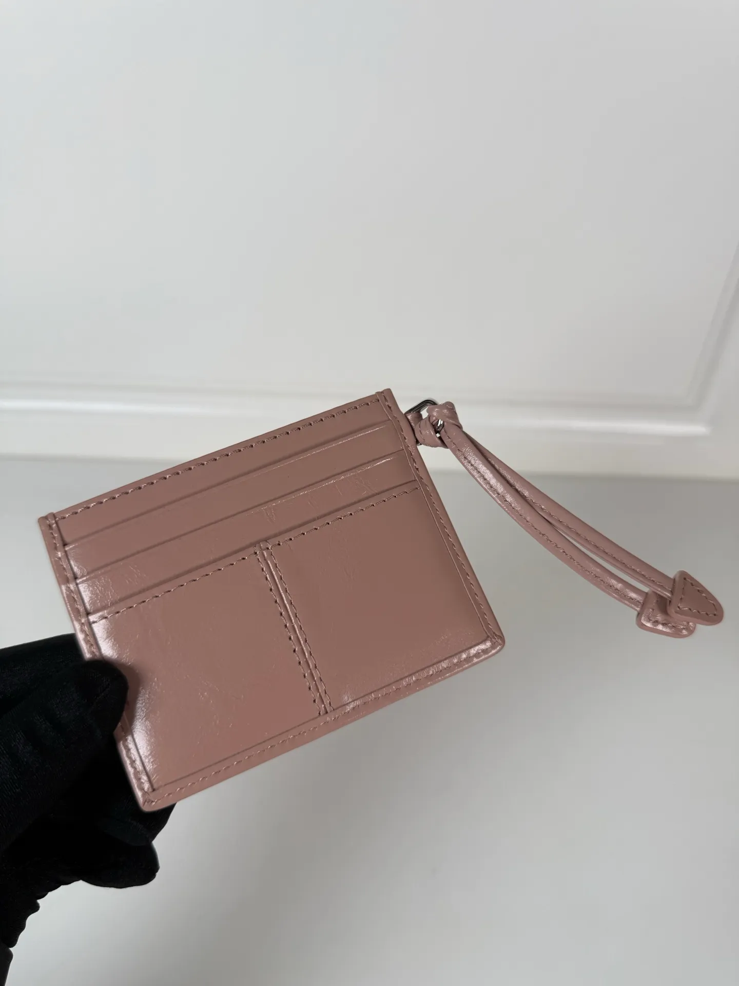 💰340, P Home ➡️ Unisex small card holder, pink oil wax leather triangle mark, model 1MC025, original quality, made of imported oil wax leather, 6 card slots ➕ One middle sandwich, can hold multiple cards and zeros 💰, size 11.2×8.5cm, real shot, what you see is what you get