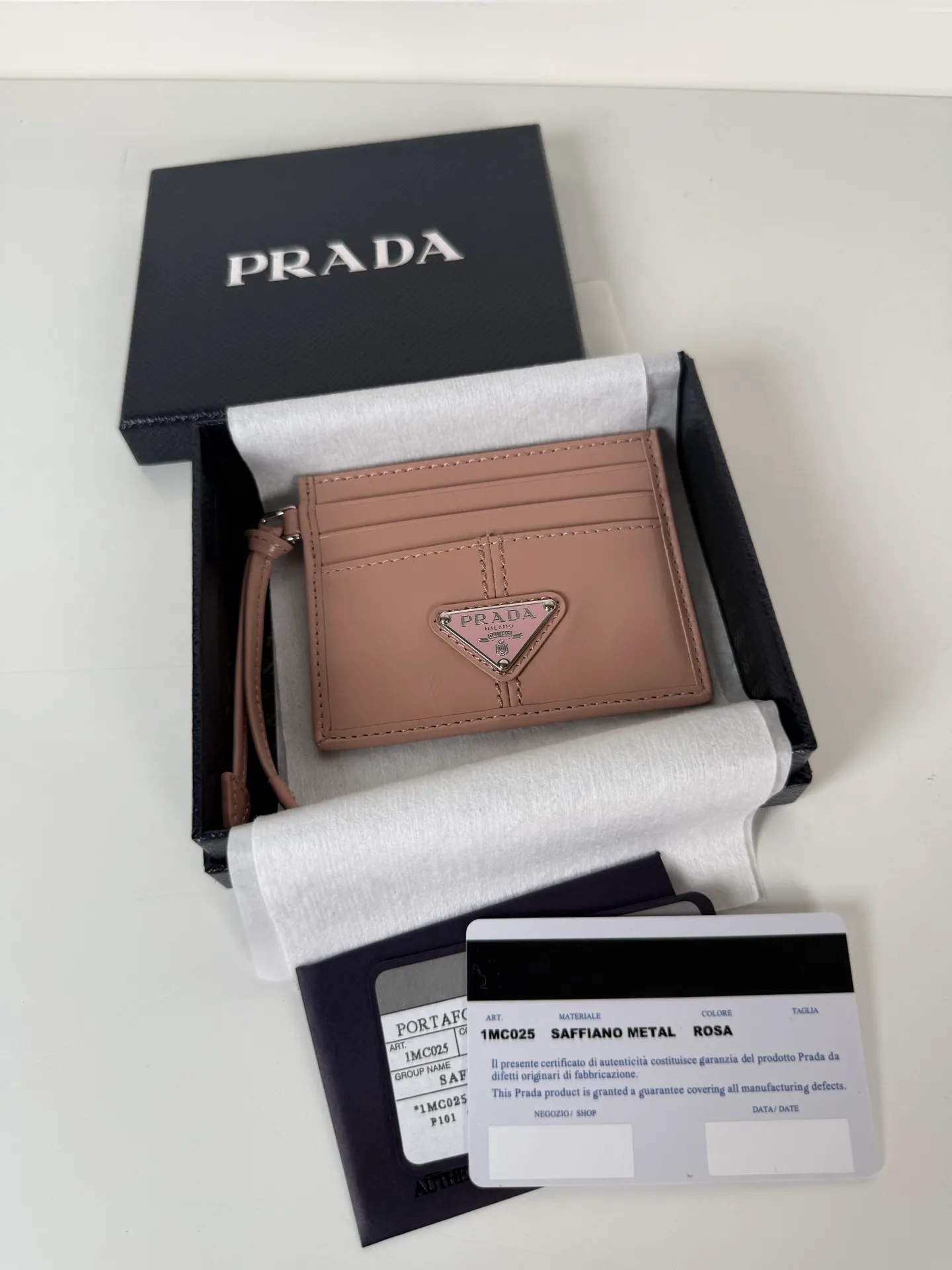 💰340, P Home ➡️ Unisex small card holder, pink oil wax leather triangle mark, model 1MC025, original quality, made of imported oil wax leather, 6 card slots ➕ One middle sandwich, can hold multiple cards and zeros 💰, size 11.2×8.5cm, real shot, what you see is what you get