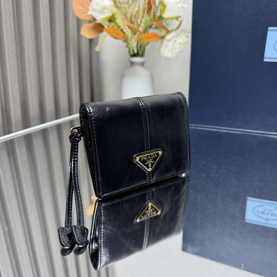 P440 [Top original order] PRADA's new short wallet💼1MV204, internal code 164 OEM code✨This simple and elegant small wallet is made of smooth leather. The wallet has a simple and elegant design, equipped with multiple compartments and pockets. The iconic enamel triangle logo decorates the closure, highlighting the brand style🏅️🏅️🏅️Size: 11.2*8.5cm