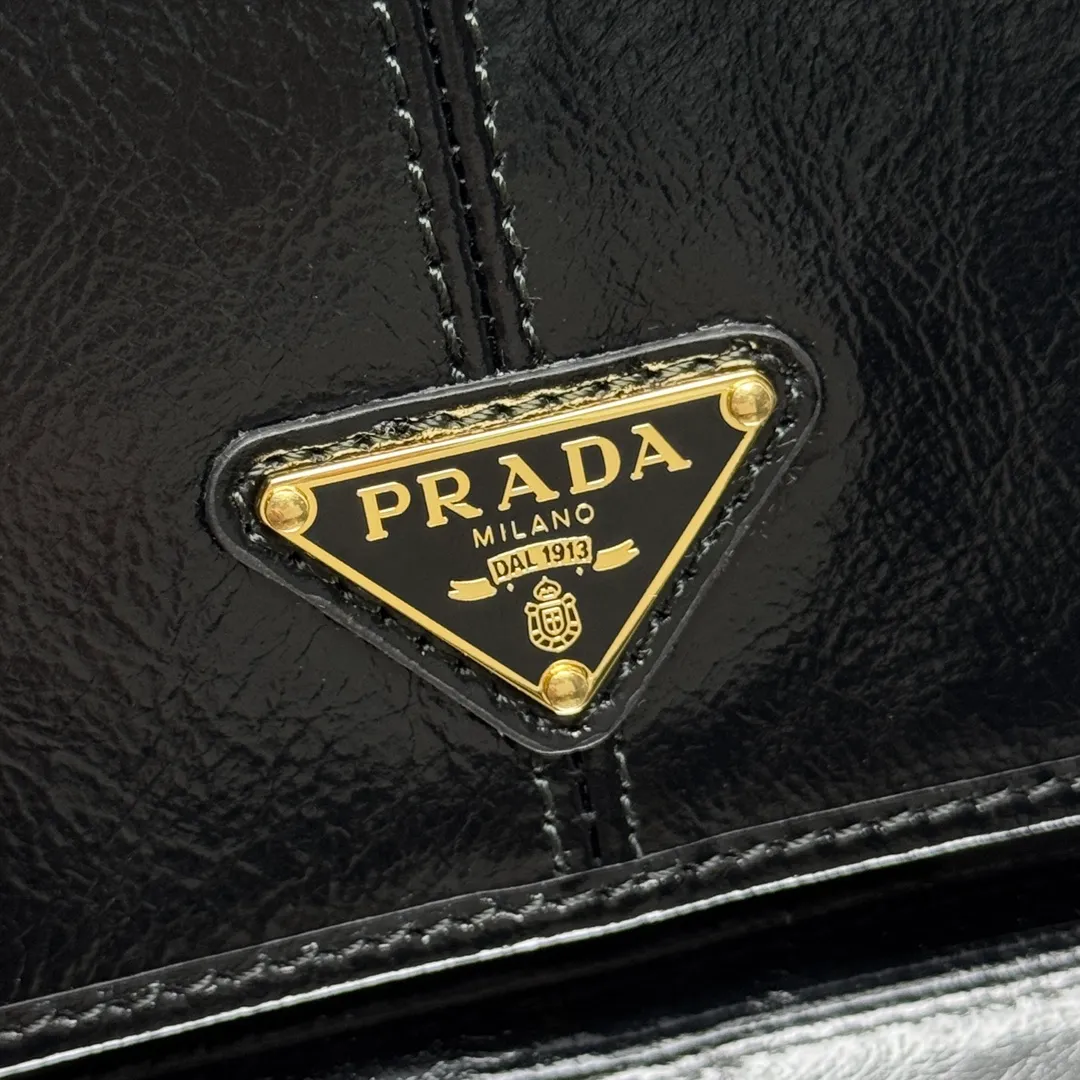 P440 [Top original order] PRADA's new short wallet💼1MV204, internal code 164 OEM code✨This simple and elegant small wallet is made of smooth leather. The wallet has a simple and elegant design, equipped with multiple compartments and pockets. The iconic enamel triangle logo decorates the closure, highlighting the brand style🏅️🏅️🏅️Size: 11.2*8.5cm