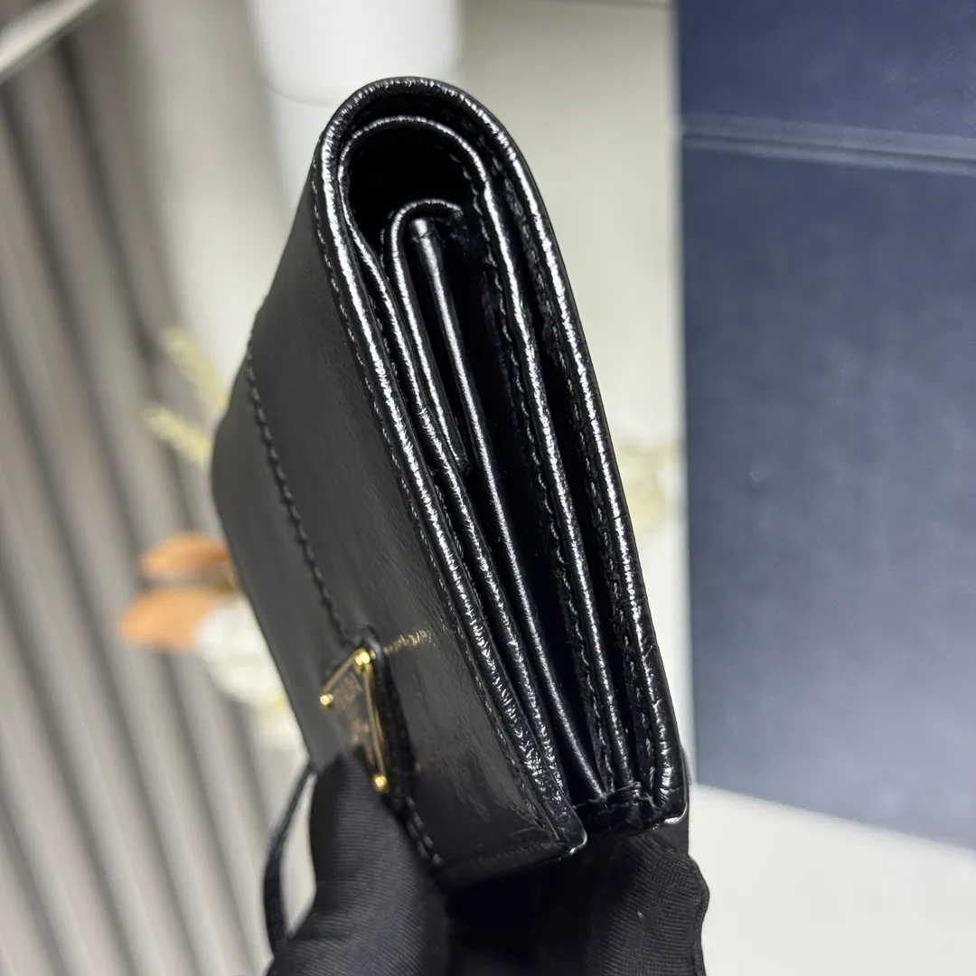P440 [Top original order] PRADA's new short wallet💼1MV204, internal code 164 OEM code✨This simple and elegant small wallet is made of smooth leather. The wallet has a simple and elegant design, equipped with multiple compartments and pockets. The iconic enamel triangle logo decorates the closure, highlighting the brand style🏅️🏅️🏅️Size: 11.2*8.5cm