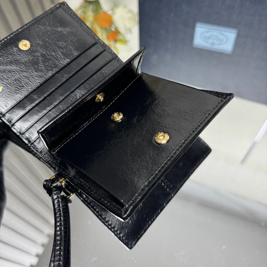 P440 [Top original order] PRADA's new short wallet💼1MV204, internal code 164 OEM code✨This simple and elegant small wallet is made of smooth leather. The wallet has a simple and elegant design, equipped with multiple compartments and pockets. The iconic enamel triangle logo decorates the closure, highlighting the brand style🏅️🏅️🏅️Size: 11.2*8.5cm