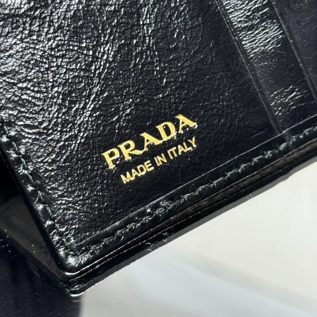 P440 [Top original order] PRADA's new short wallet💼1MV204, internal code 164 OEM code✨This simple and elegant small wallet is made of smooth leather. The wallet has a simple and elegant design, equipped with multiple compartments and pockets. The iconic enamel triangle logo decorates the closure, highlighting the brand style🏅️🏅️🏅️Size: 11.2*8.5cm