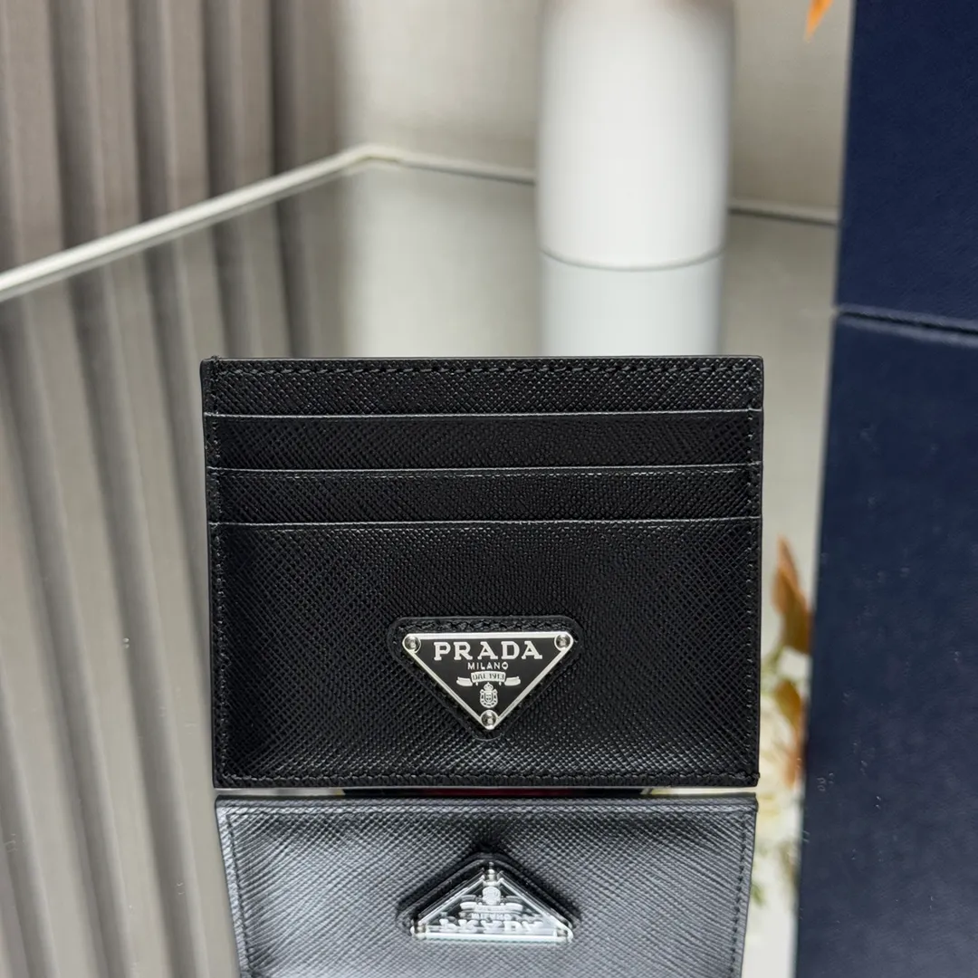 P340 [Top Original] PRADA's new card holder💼Model 2MC223, inner code 164 OEM code💋 This Saffiano leather card holder is equipped with six card slots, a main pocket and fabric lining. The Prada enamel triangle logo at the bottom corner highlights the brand's style. 🏅️🏅️🏅️Size: length 10cm*height 8cm