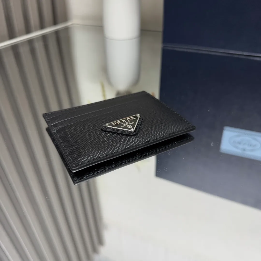P340 [Top Original] PRADA's new card holder💼Model 2MC223, inner code 164 OEM code💋 This Saffiano leather card holder is equipped with six card slots, a main pocket and fabric lining. The Prada enamel triangle logo at the bottom corner highlights the brand's style. 🏅️🏅️🏅️Size: length 10cm*height 8cm