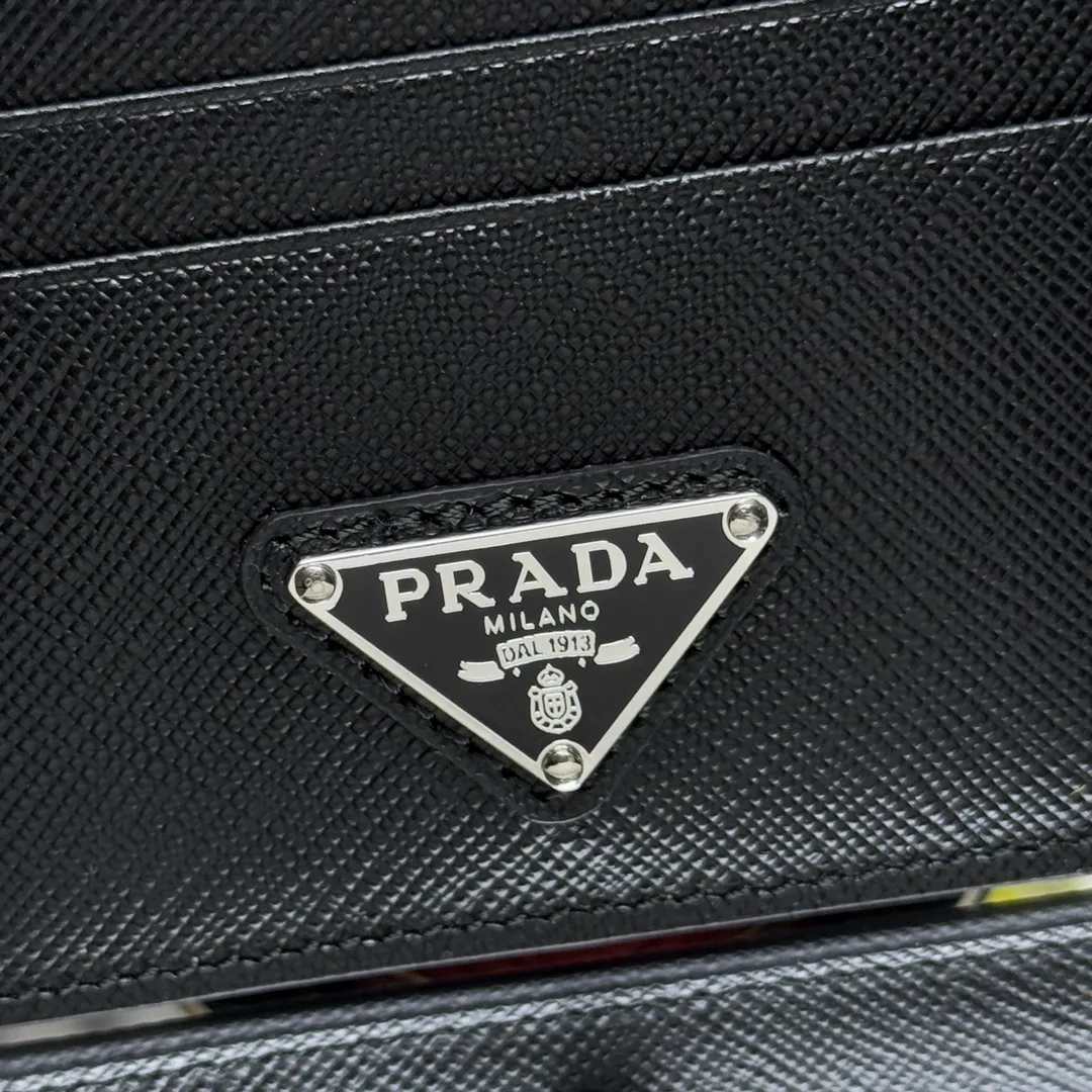 P340 [Top Original] PRADA's new card holder💼Model 2MC223, inner code 164 OEM code💋 This Saffiano leather card holder is equipped with six card slots, a main pocket and fabric lining. The Prada enamel triangle logo at the bottom corner highlights the brand's style. 🏅️🏅️🏅️Size: length 10cm*height 8cm