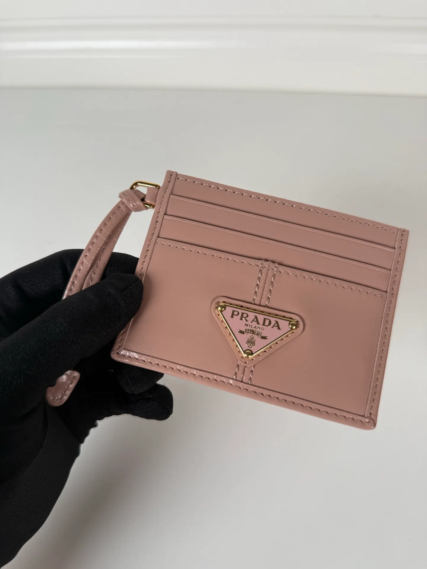 💰340, P Home ➡️ Unisex small card holder, pink oil wax leather triangle mark, model 1MC025, original quality, made of imported oil wax leather, 6 card slots ➕ One middle sandwich, can hold multiple cards and zeros 💰, size 11.2×8.5cm, real shot, what you see is what you get