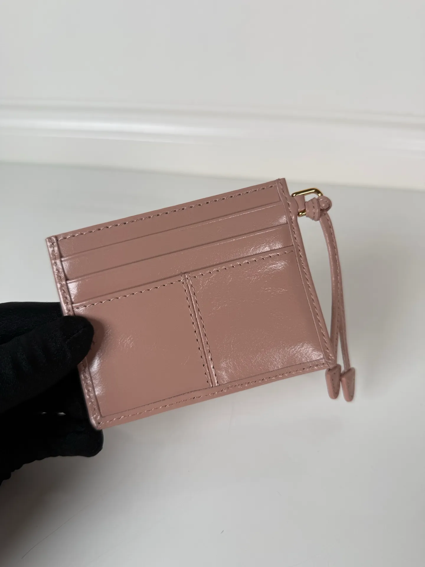 💰340, P Home ➡️ Unisex small card holder, pink oil wax leather triangle mark, model 1MC025, original quality, made of imported oil wax leather, 6 card slots ➕ One middle sandwich, can hold multiple cards and zeros 💰, size 11.2×8.5cm, real shot, what you see is what you get