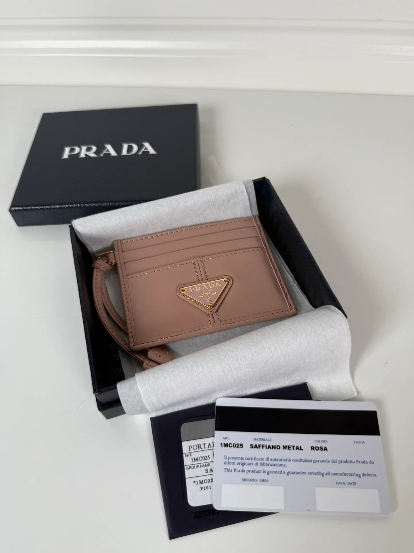 💰340, P Home ➡️ Unisex small card holder, pink oil wax leather triangle mark, model 1MC025, original quality, made of imported oil wax leather, 6 card slots ➕ One middle sandwich, can hold multiple cards and zeros 💰, size 11.2×8.5cm, real shot, what you see is what you get