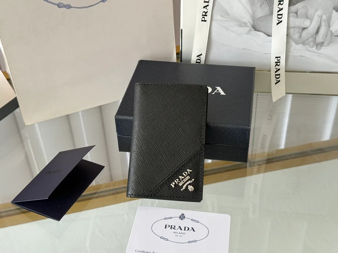 Prada cross pattern unisex card holder, can be placed in pockets, bags, and can be held in the hand. Made of cross pattern imported calfskin, pocket card holder, can hold change, 6 card slots, simple, elegant and fashionable. Model 2MC101, color as shown in the picture, size 11×7cm, original quality