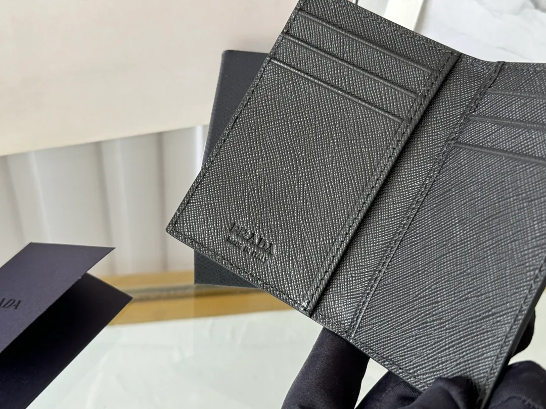Prada cross pattern unisex card holder, can be placed in pockets, bags, and can be held in the hand. Made of cross pattern imported calfskin, pocket card holder, can hold change, 6 card slots, simple, elegant and fashionable. Model 2MC101, color as shown in the picture, size 11×7cm, original quality