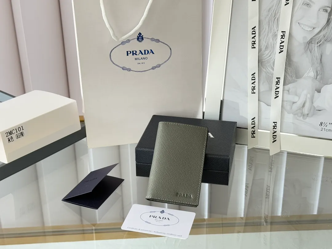 Prada cross pattern unisex card holder, can be placed in pockets, bags, and can be held in the hand. Made of cross pattern imported calfskin, pocket card holder, can hold change, 6 card slots, simple, elegant and fashionable. Model 2MC101, color as shown in the picture, size 11×7cm, original quality