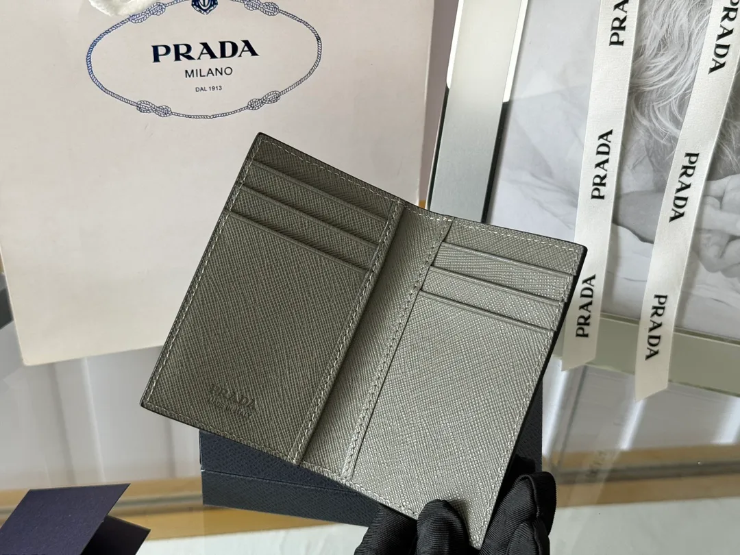Prada cross pattern unisex card holder, can be placed in pockets, bags, and can be held in the hand. Made of cross pattern imported calfskin, pocket card holder, can hold change, 6 card slots, simple, elegant and fashionable. Model 2MC101, color as shown in the picture, size 11×7cm, original quality