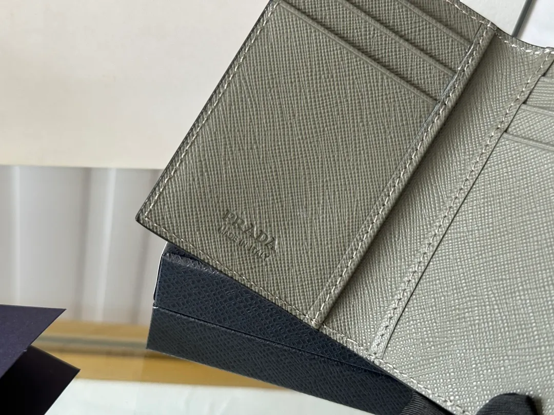 Prada cross pattern unisex card holder, can be placed in pockets, bags, and can be held in the hand. Made of cross pattern imported calfskin, pocket card holder, can hold change, 6 card slots, simple, elegant and fashionable. Model 2MC101, color as shown in the picture, size 11×7cm, original quality