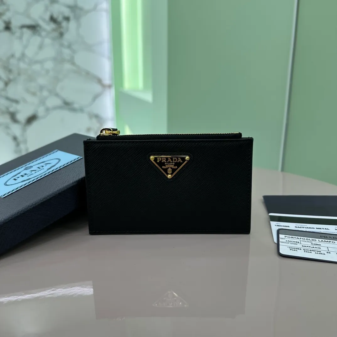P400 [Top original order] PRADA's new card holder💼The latest style in the counter, simple and fashionable, synchronized with the official website, genuine development, model 1MC086, internal code 164 OEM💋 This card holder has smooth lines and is sewn with the brand's classic Saffiano leather, showing a unique cross-grain texture; equipped with five card slots and decorated with a metal triangle logo🏅️🏅️🏅️Size: 13*8cm