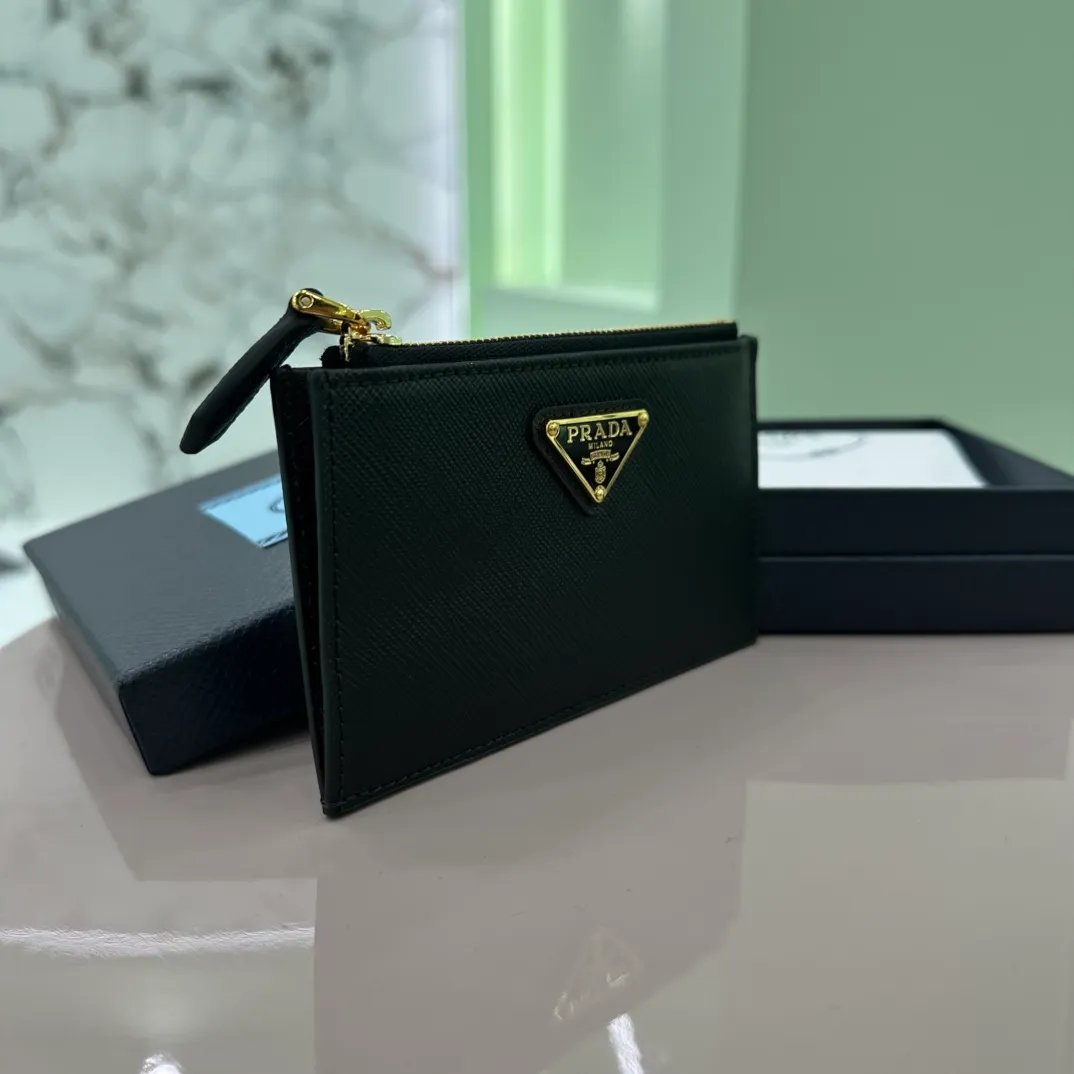 P400 [Top original order] PRADA's new card holder💼The latest style in the counter, simple and fashionable, synchronized with the official website, genuine development, model 1MC086, internal code 164 OEM💋 This card holder has smooth lines and is sewn with the brand's classic Saffiano leather, showing a unique cross-grain texture; equipped with five card slots and decorated with a metal triangle logo🏅️🏅️🏅️Size: 13*8cm