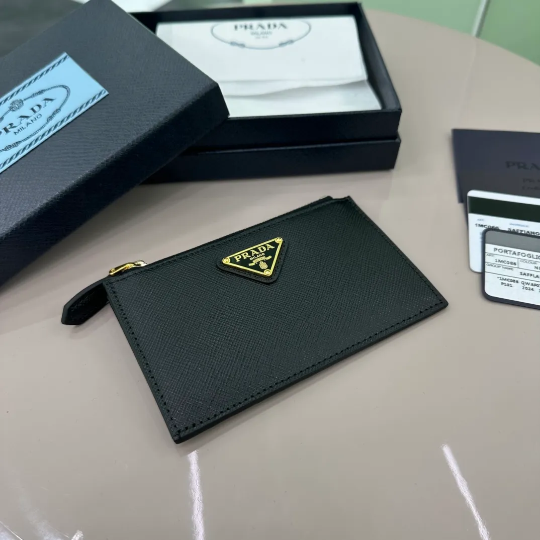 P400 [Top original order] PRADA's new card holder💼The latest style in the counter, simple and fashionable, synchronized with the official website, genuine development, model 1MC086, internal code 164 OEM💋 This card holder has smooth lines and is sewn with the brand's classic Saffiano leather, showing a unique cross-grain texture; equipped with five card slots and decorated with a metal triangle logo🏅️🏅️🏅️Size: 13*8cm