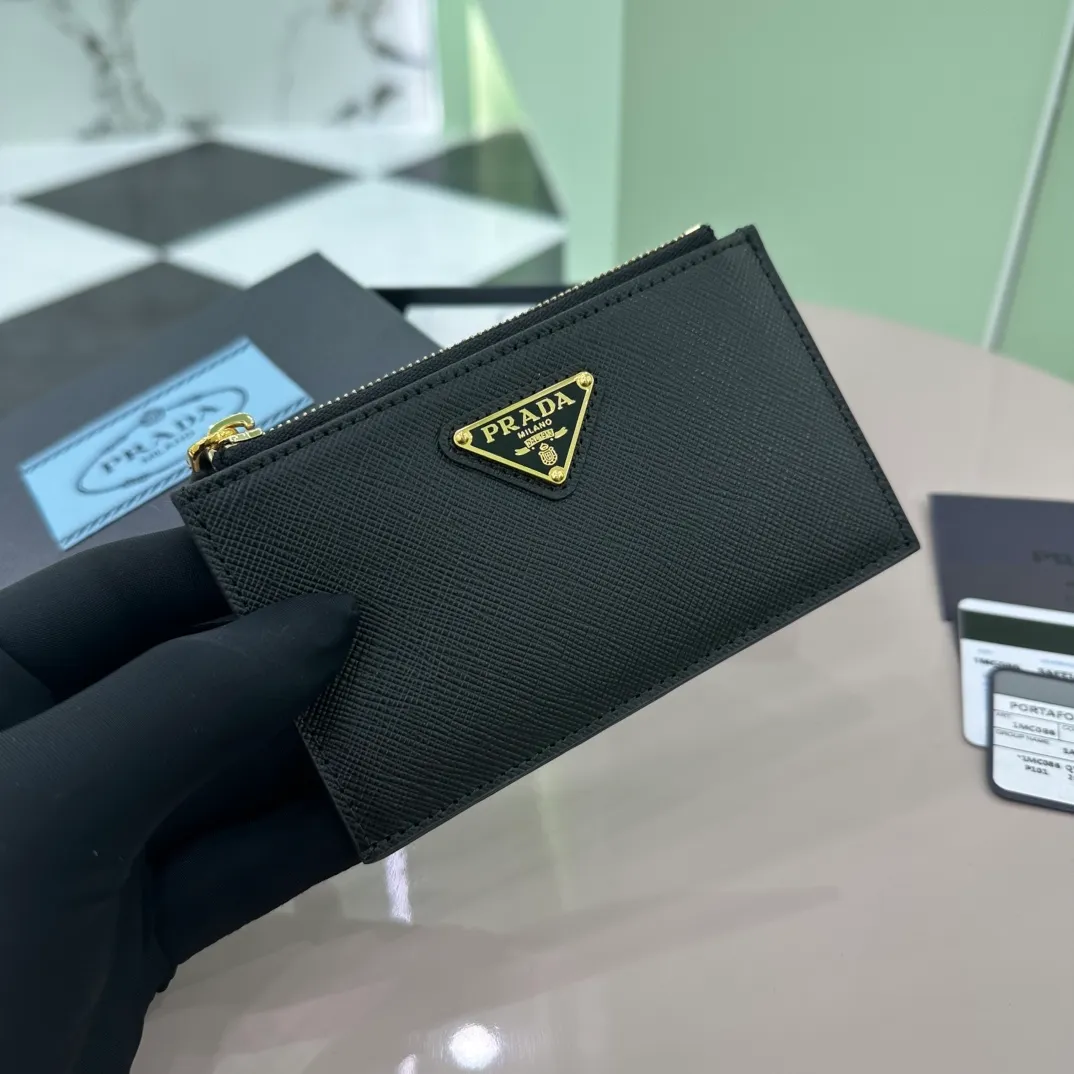P400 [Top original order] PRADA's new card holder💼The latest style in the counter, simple and fashionable, synchronized with the official website, genuine development, model 1MC086, internal code 164 OEM💋 This card holder has smooth lines and is sewn with the brand's classic Saffiano leather, showing a unique cross-grain texture; equipped with five card slots and decorated with a metal triangle logo🏅️🏅️🏅️Size: 13*8cm