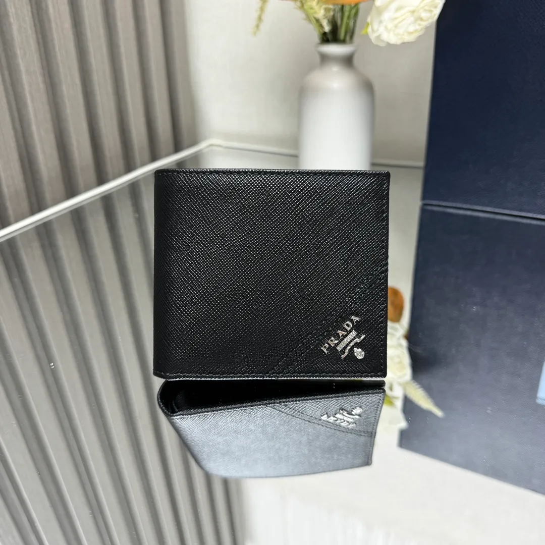 P380 [Top original order] Prada's new men's short wallet💼Classic hot style👏Model 2M0513, internal code 164 OEM code💋This wallet exquisitely combines fashionable Saffiano leather material with intarsia embellishments, and is decorated with a metal logo on the corner. Open it gently to reveal multiple compartments, slip pockets, card slots, and a full fabric lining. 🏅️🏅️🏅️Size: length 11cm*height 9.5cm