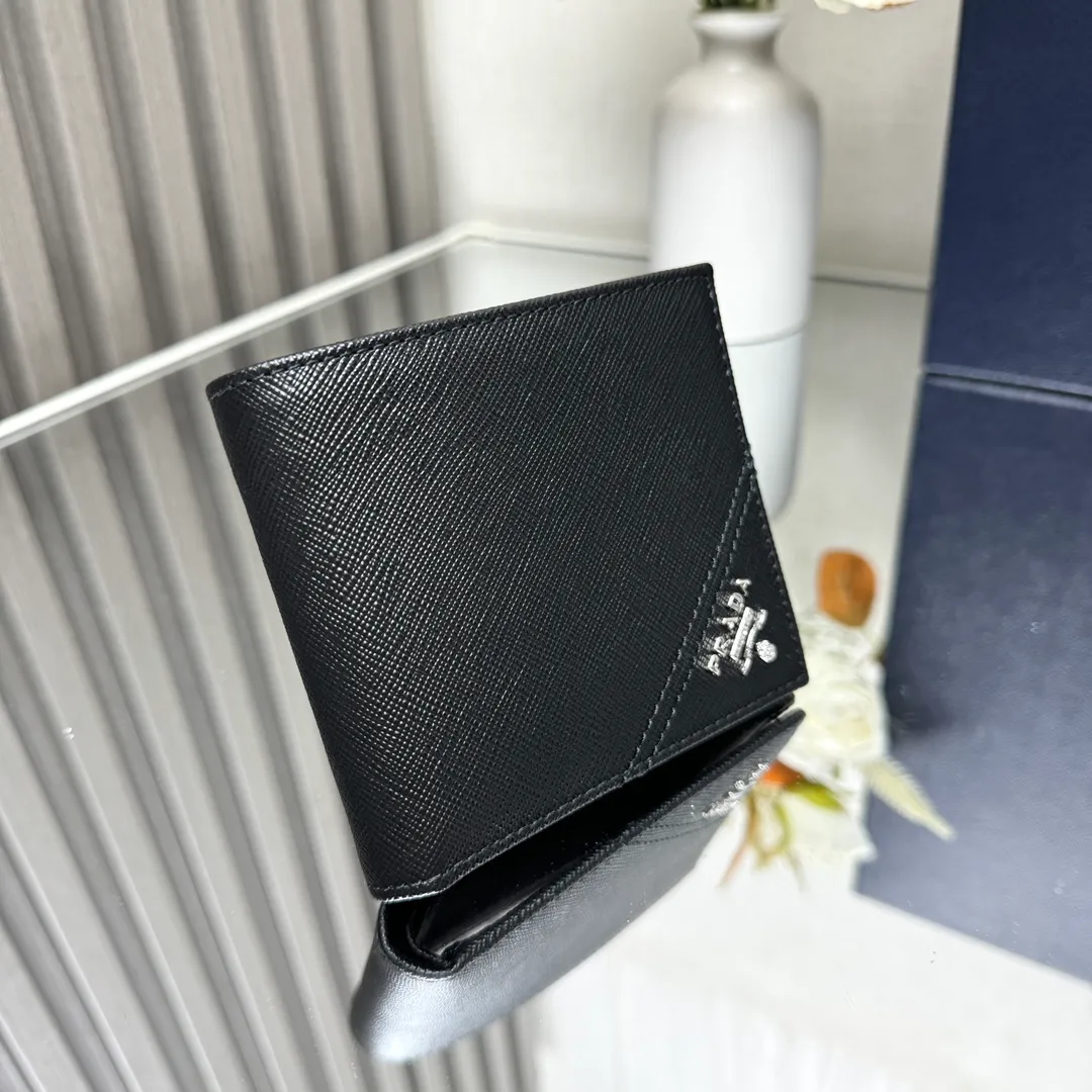 P380 [Top original order] Prada's new men's short wallet💼Classic hot style👏Model 2M0513, internal code 164 OEM code💋This wallet exquisitely combines fashionable Saffiano leather material with intarsia embellishments, and is decorated with a metal logo on the corner. Open it gently to reveal multiple compartments, slip pockets, card slots, and a full fabric lining. 🏅️🏅️🏅️Size: length 11cm*height 9.5cm