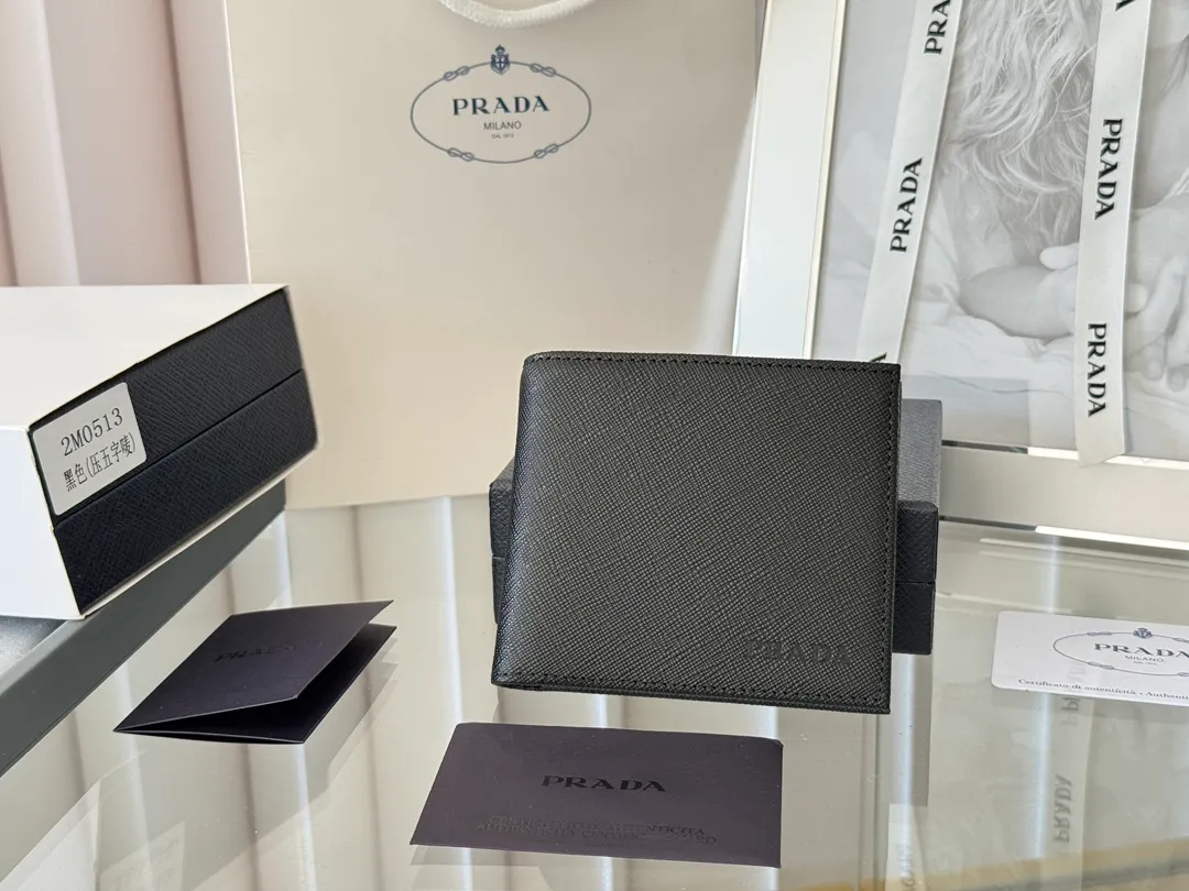 prada men's cross pattern short clip, easy to store, can hold 8 cards and cash, a must-have for men, model 2M0513, original quality, Saffiano cross pattern➕made from imported hardware, size 11cm×9.5cm, color as shown