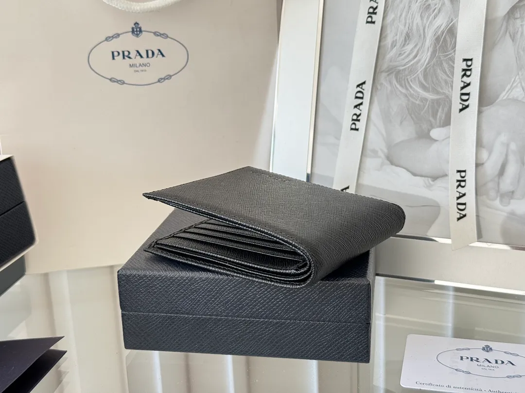 prada men's cross pattern short clip, easy to store, can hold 8 cards and cash, a must-have for men, model 2M0513, original quality, Saffiano cross pattern➕made from imported hardware, size 11cm×9.5cm, color as shown