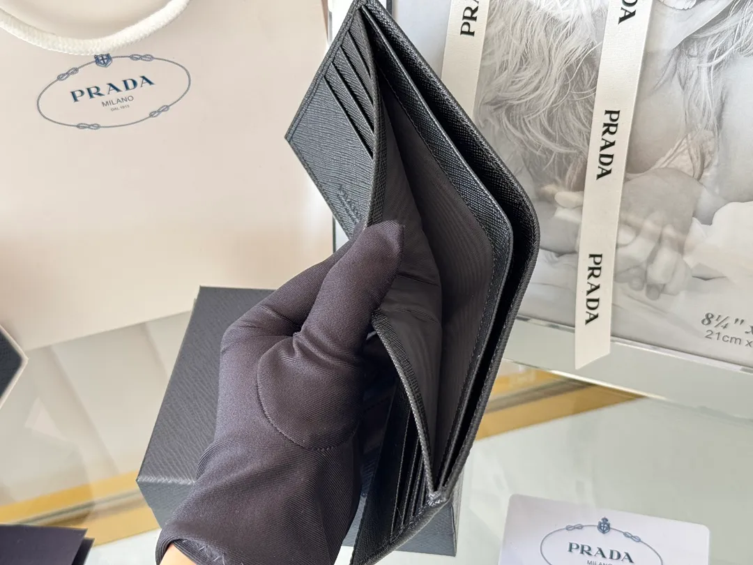 prada men's cross pattern short clip, easy to store, can hold 8 cards and cash, a must-have for men, model 2M0513, original quality, Saffiano cross pattern➕made from imported hardware, size 11cm×9.5cm, color as shown