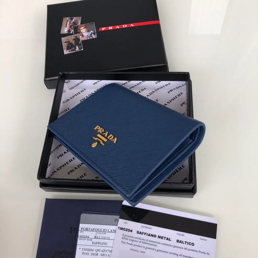 💰400, P Home ➡️Ladies two-fold short clip, model 1M0204, cross-grain cowhide, length 11.2 and height 9.5cm, simple and practical to enhance personal taste, 175 steel stamp