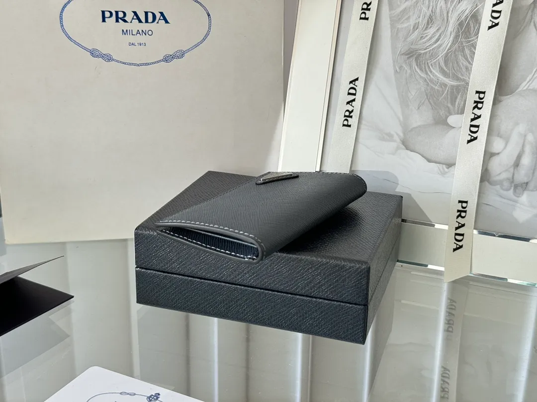 Prada cross pattern unisex card holder, can be placed in pockets, bags, and can be held in the hand. Made of cross pattern imported calfskin, pocket card holder, can hold change, 6 card slots, simple, elegant and fashionable. Model 2MC101, color as shown in the picture, size 11×7cm, original quality