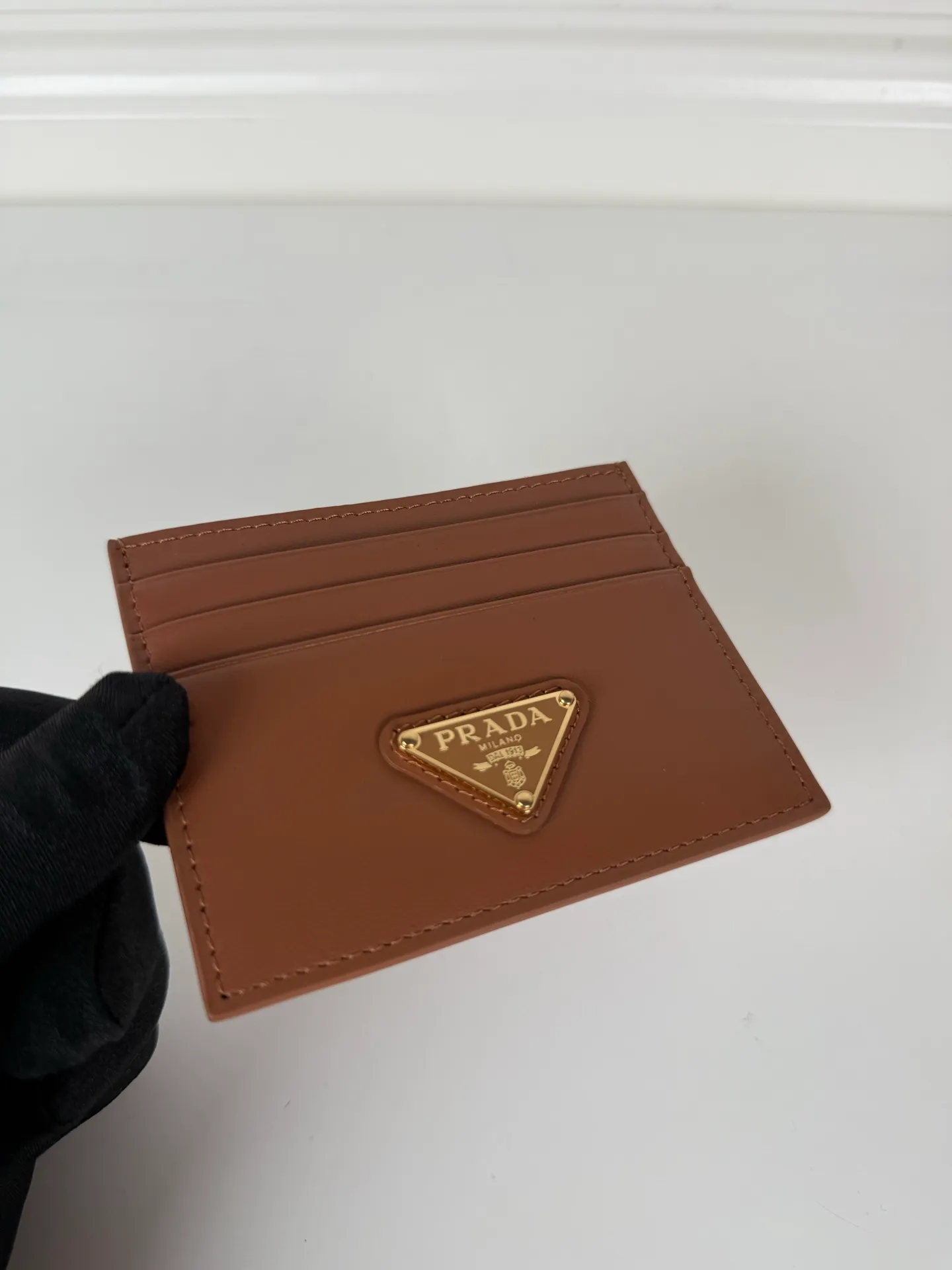 💰300, P Home➡️ Plain nappa leather small card holder, caramel color, unisex style, model 1MC025, original quality, 6 card slots ➕One middle compartment, can hold multiple cards and zeros 💰, size 11.2×8.5cm, real shot, what you see is what you get