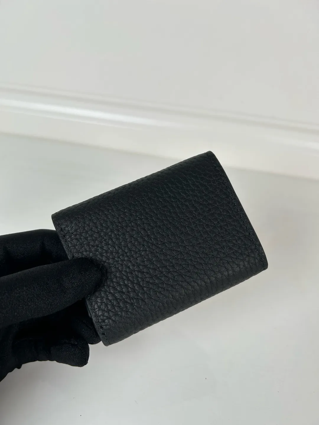 💰520, P Home ➡️ Mini tri-fold wallet for men and women, model 2MH042 black deer pattern leather, length 9cm, height 6.5, one receipt compartment, three card slots inside, one external coin pocket, the actual shooting quality is as shown in the picture