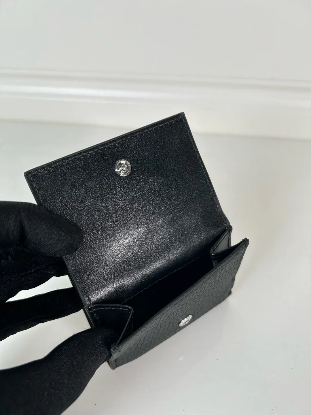 💰520, P Home ➡️ Mini tri-fold wallet for men and women, model 2MH042 black deer pattern leather, length 9cm, height 6.5, one receipt compartment, three card slots inside, one external coin pocket, the actual shooting quality is as shown in the picture