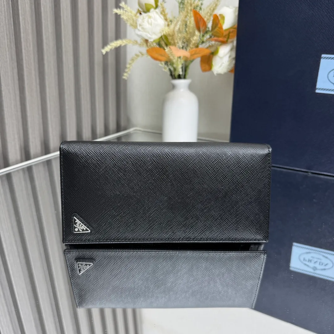 P480 [Top original order] PRADA suit clip wallet 💼Classic, model 2MV836, internal code 164 OEM code 💋 The characteristic of this long wallet is that it is made of Saffiano leather and is decorated with an enameled triangle logo on the front. Open slightly to reveal 1 zippered pocket, fabric lining and 13 card pockets. One banknote compartment, one zipper bag, four ID pockets, thirteen card pockets🏅️🏅️🏅️Dimensions: length 19cm, height 9.5cm