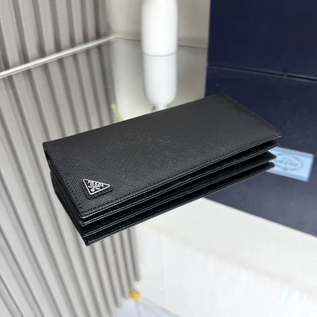 P480 [Top original order] PRADA suit clip wallet 💼Classic, model 2MV836, internal code 164 OEM code 💋 The characteristic of this long wallet is that it is made of Saffiano leather and is decorated with an enameled triangle logo on the front. Open slightly to reveal 1 zippered pocket, fabric lining and 13 card pockets. One banknote compartment, one zipper bag, four ID pockets, thirteen card pockets🏅️🏅️🏅️Dimensions: length 19cm, height 9.5cm