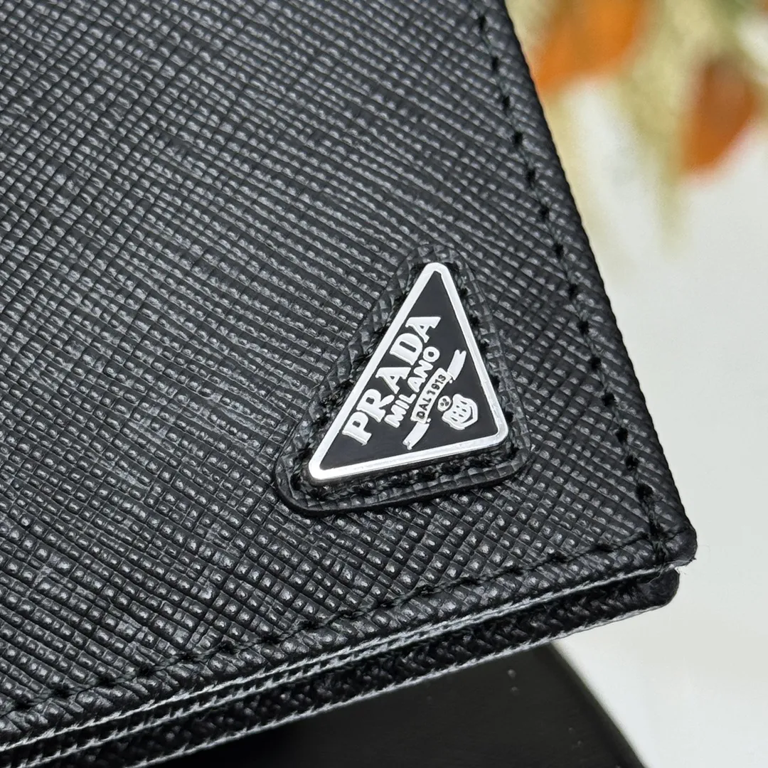 P480 [Top original order] PRADA suit clip wallet 💼Classic, model 2MV836, internal code 164 OEM code 💋 The characteristic of this long wallet is that it is made of Saffiano leather and is decorated with an enameled triangle logo on the front. Open slightly to reveal 1 zippered pocket, fabric lining and 13 card pockets. One banknote compartment, one zipper bag, four ID pockets, thirteen card pockets🏅️🏅️🏅️Dimensions: length 19cm, height 9.5cm