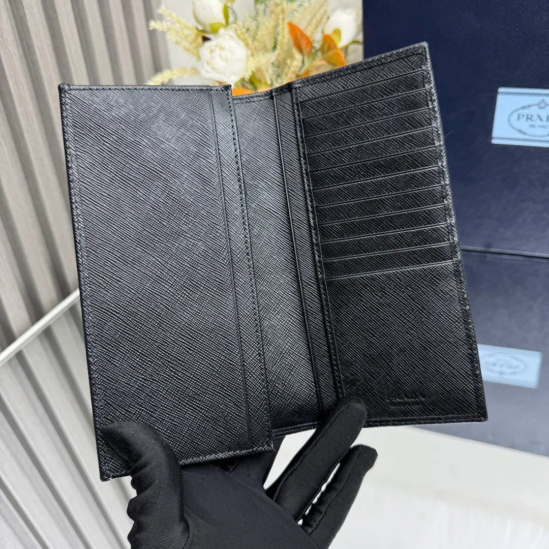P480 [Top original order] PRADA suit clip wallet 💼Classic, model 2MV836, internal code 164 OEM code 💋 The characteristic of this long wallet is that it is made of Saffiano leather and is decorated with an enameled triangle logo on the front. Open slightly to reveal 1 zippered pocket, fabric lining and 13 card pockets. One banknote compartment, one zipper bag, four ID pockets, thirteen card pockets🏅️🏅️🏅️Dimensions: length 19cm, height 9.5cm