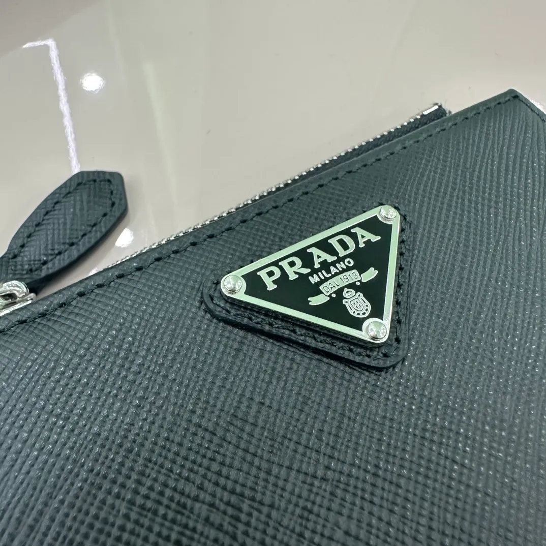 P440 [Top original order] PRADA's new short wallet💼Classic, simple and fashionable, authentic development, model 1ML050, internal code 164 OEM code💋 This Saffiano leather wallet is embellished with an enamel metal triangle logo, with a smooth and elegant design. The wallet has simple lines and features zippered coin compartments, bill compartments and card slots. The interior of this style is designed with six card slots, two inner pockets, and a bill compartment. to ensure that personal belongings are safe and secure. It is a piece worth collecting. 🏅️🏅️🏅️Size: 11.5*8.5cm