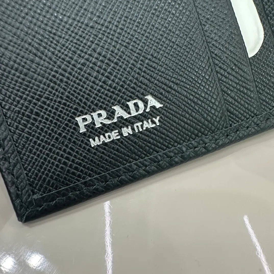 P440 [Top original order] PRADA's new short wallet💼Classic, simple and fashionable, authentic development, model 1ML050, internal code 164 OEM code💋 This Saffiano leather wallet is embellished with an enamel metal triangle logo, with a smooth and elegant design. The wallet has simple lines and features zippered coin compartments, bill compartments and card slots. The interior of this style is designed with six card slots, two inner pockets, and a bill compartment. to ensure that personal belongings are safe and secure. It is a piece worth collecting. 🏅️🏅️🏅️Size: 11.5*8.5cm