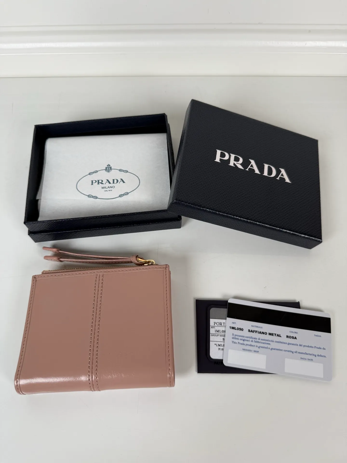 💰440, P Home ➡️ Unisex short wallet, model 1ML050, made of pink waxed leather, eight card slots, one receipt compartment, one zipper coin bag, length 11.5cm, height 9.5cm, 175 steel stamp, meticulous workmanship as shown in the picture