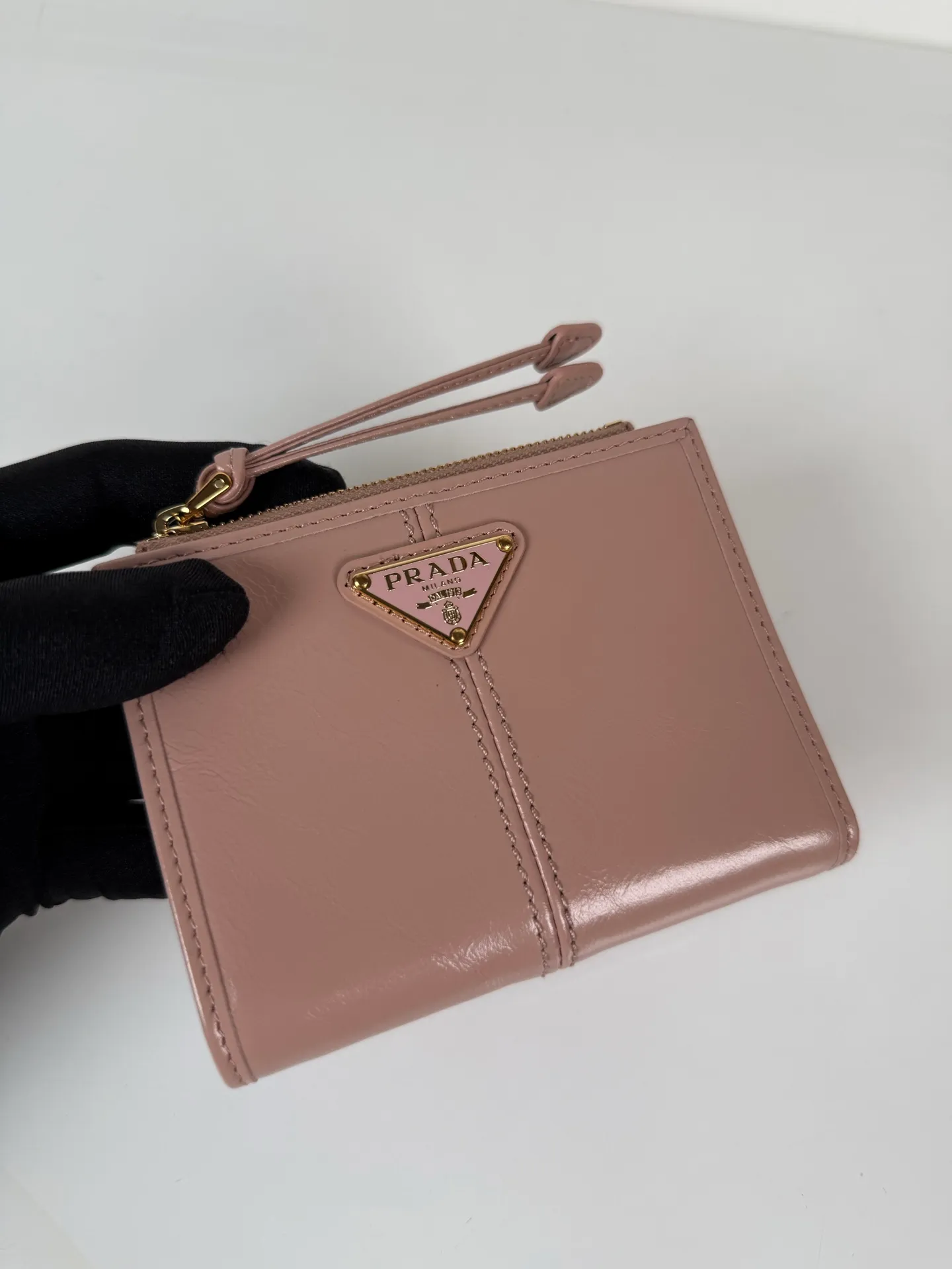 💰440, P Home ➡️ Unisex short wallet, model 1ML050, made of pink waxed leather, eight card slots, one receipt compartment, one zipper coin bag, length 11.5cm, height 9.5cm, 175 steel stamp, meticulous workmanship as shown in the picture