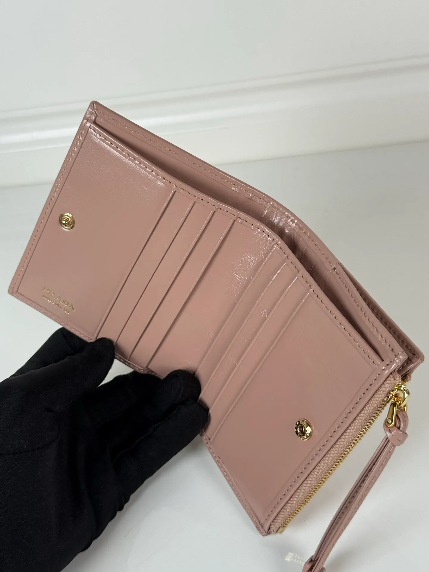 💰440, P Home ➡️ Unisex short wallet, model 1ML050, made of pink waxed leather, eight card slots, one receipt compartment, one zipper coin bag, length 11.5cm, height 9.5cm, 175 steel stamp, meticulous workmanship as shown in the picture