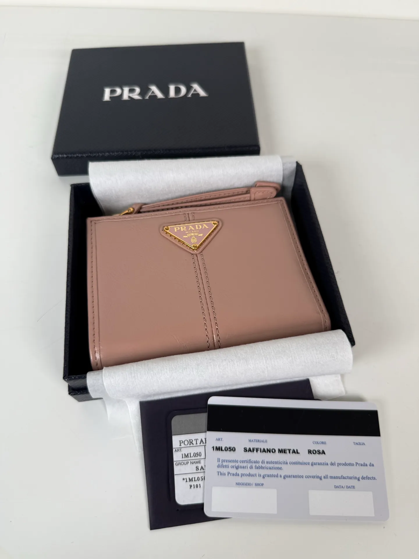💰440, P Home ➡️ Unisex short wallet, model 1ML050, made of pink waxed leather, eight card slots, one receipt compartment, one zipper coin bag, length 11.5cm, height 9.5cm, 175 steel stamp, meticulous workmanship as shown in the picture