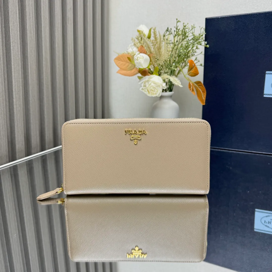 P600 [Top original order] PRADA's new single zipper wallet💼The latest counter with the same color logo, classic, simple and fashionable, official website synchronization, genuine development, model 1ML506, color: black/same color logo, inner code 164 OEM code💋 Italy's top original single cross-grain cowhide texture is excellent, imported thread lining, imported same color hardware logo accessories! The exquisite wiring is even and neat, the workmanship is exquisite, and the quality is comparable to the original product🏅️🏅️🏅️Dimensions: 20cm long and 10.3cm high