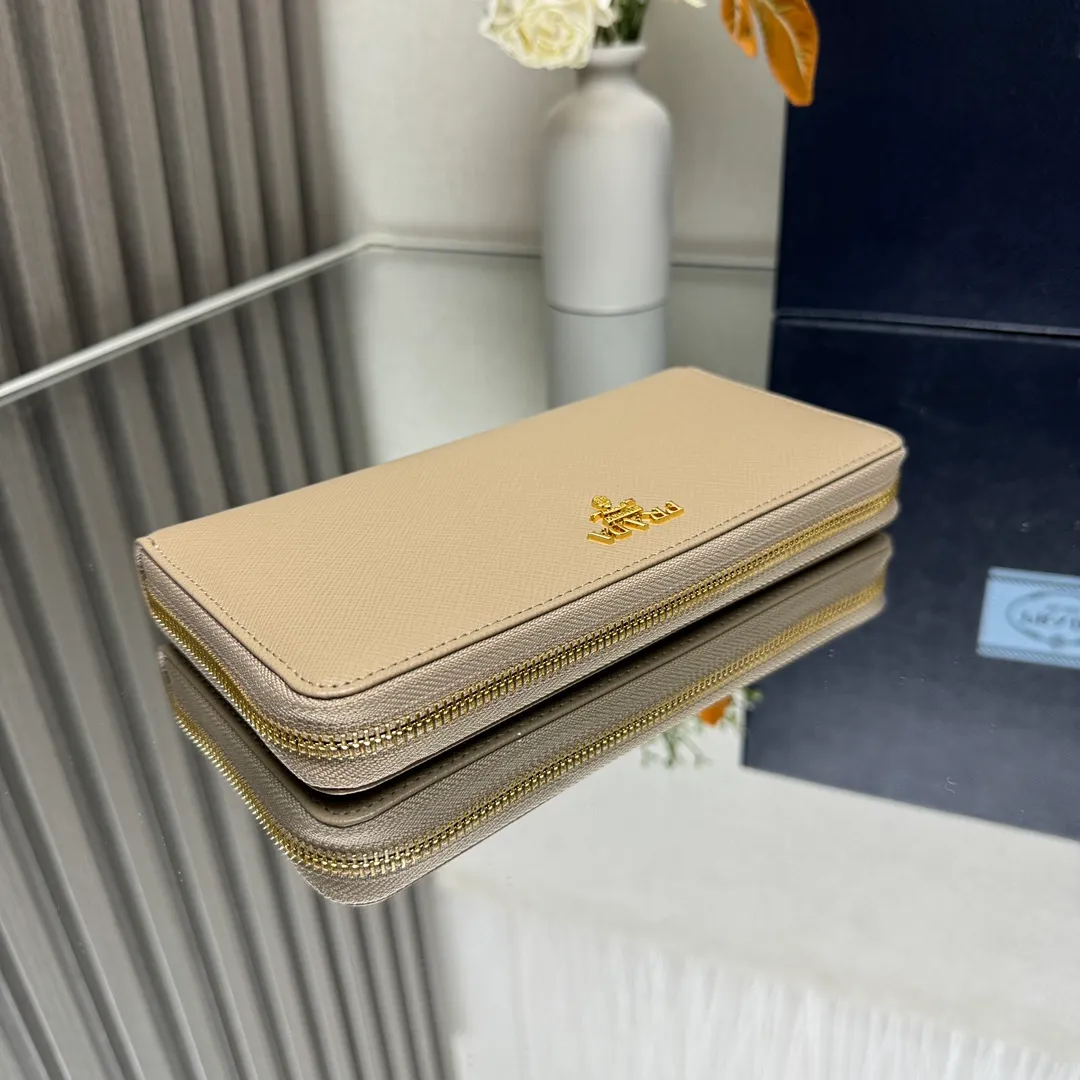 P600 [Top original order] PRADA's new single zipper wallet💼The latest counter with the same color logo, classic, simple and fashionable, official website synchronization, genuine development, model 1ML506, color: black/same color logo, inner code 164 OEM code💋 Italy's top original single cross-grain cowhide texture is excellent, imported thread lining, imported same color hardware logo accessories! The exquisite wiring is even and neat, the workmanship is exquisite, and the quality is comparable to the original product🏅️🏅️🏅️Dimensions: 20cm long and 10.3cm high
