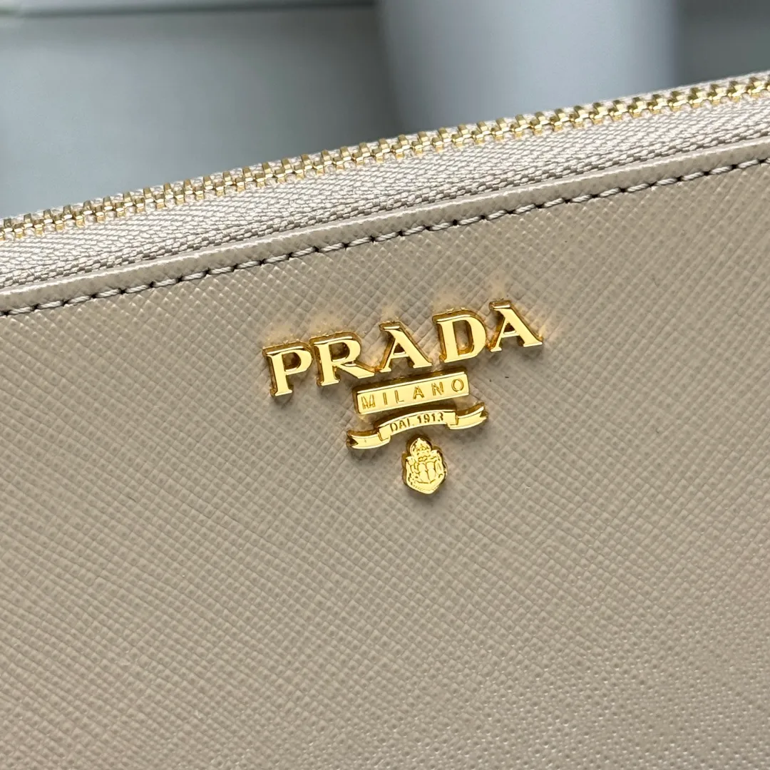P600 [Top original order] PRADA's new single zipper wallet💼The latest counter with the same color logo, classic, simple and fashionable, official website synchronization, genuine development, model 1ML506, color: black/same color logo, inner code 164 OEM code💋 Italy's top original single cross-grain cowhide texture is excellent, imported thread lining, imported same color hardware logo accessories! The exquisite wiring is even and neat, the workmanship is exquisite, and the quality is comparable to the original product🏅️🏅️🏅️Dimensions: 20cm long and 10.3cm high