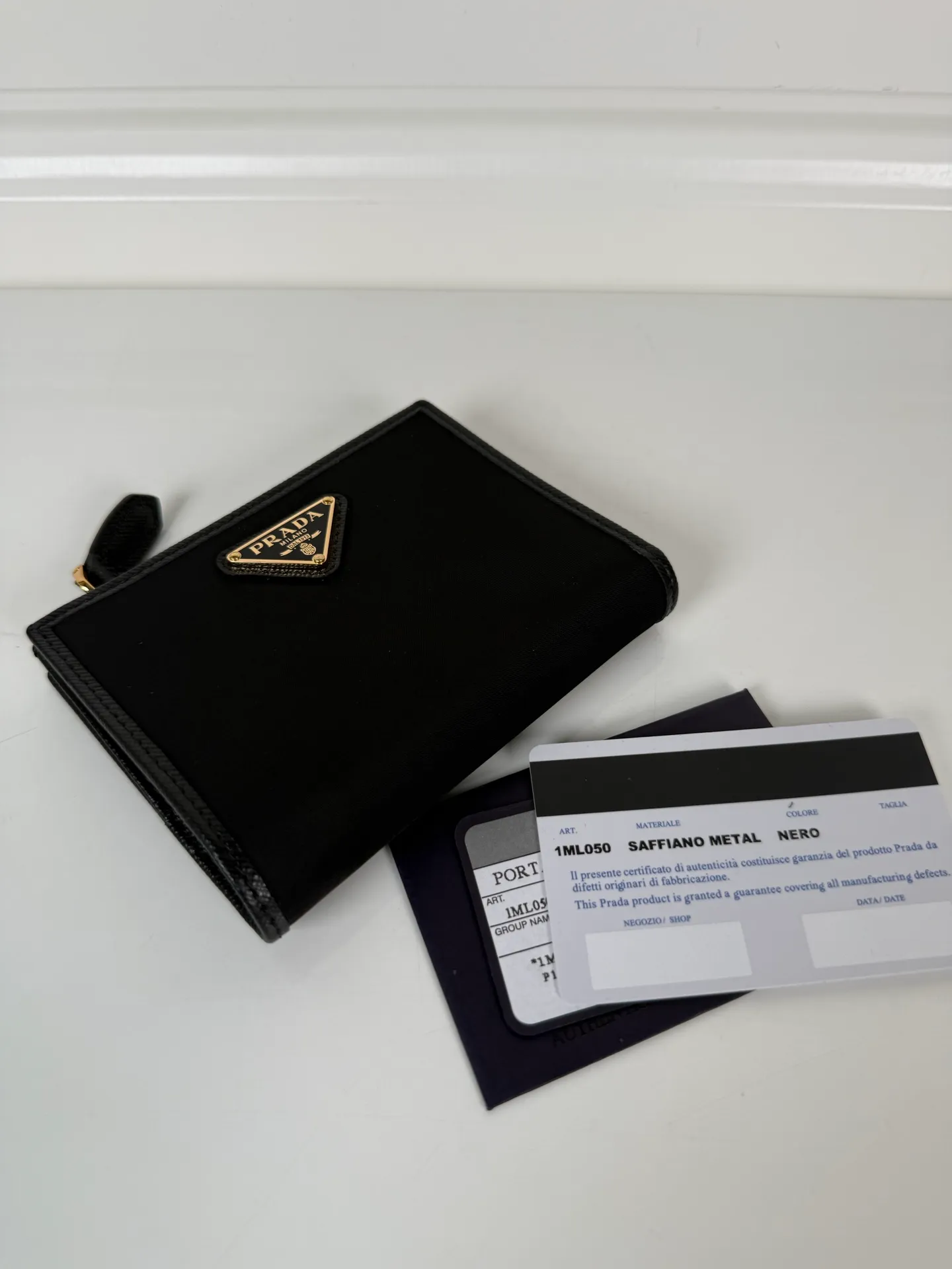 💰440, P Home ➡️ Unisex short wallet, model 1ML050, made of cross-grain cowhide + nylon fabric, eight card slots, one receipt compartment, one zipper coin bag, length 11.5cm, height 9.5cm, 175 steel stamp, meticulous and neat workmanship, as shown in the picture