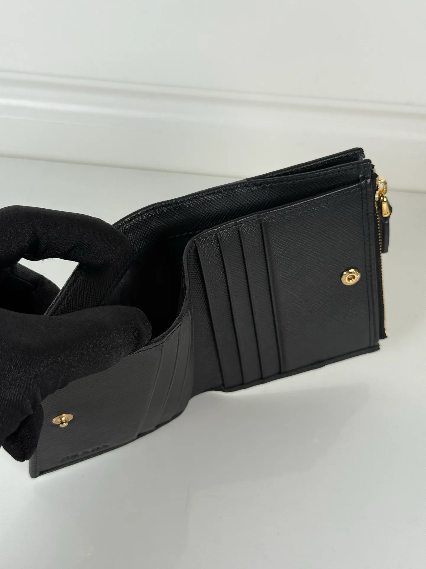 💰440, P Home ➡️ Unisex short wallet, model 1ML050, made of cross-grain cowhide + nylon fabric, eight card slots, one receipt compartment, one zipper coin bag, length 11.5cm, height 9.5cm, 175 steel stamp, meticulous and neat workmanship, as shown in the picture