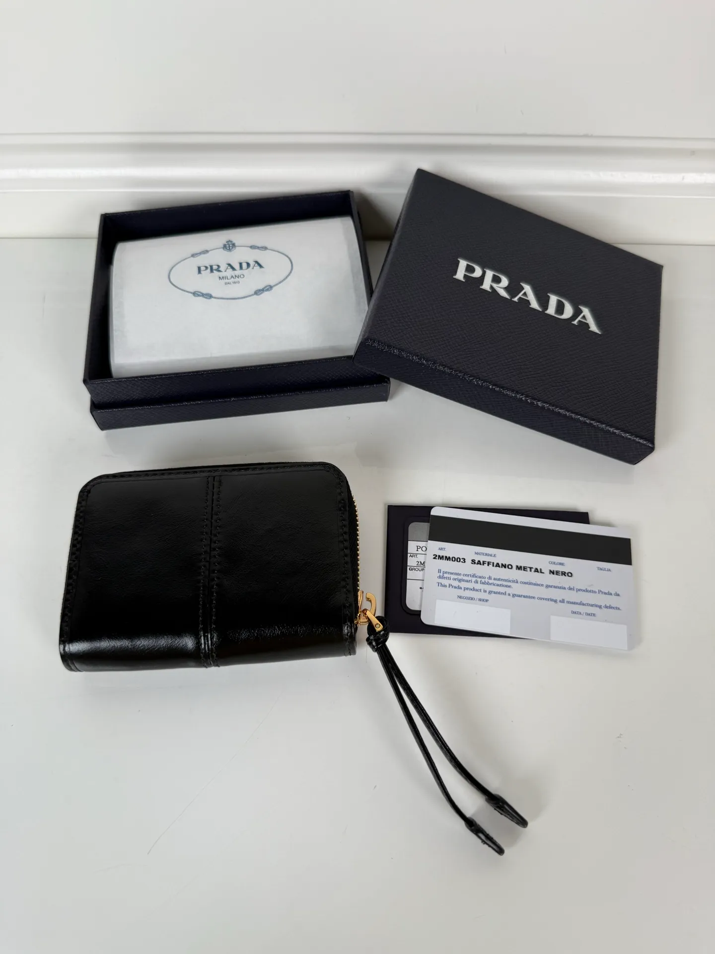 💰400, P Home ➡️Black waxed leather card holder for men and women, model 2MM003, classic and practical zipper design, pleated card slots inside, convenient for classification and storage. Perfect for going out alone with your mobile phone in summer or putting it in a small bag. Size 11×7.5cm, original quality, your best choice