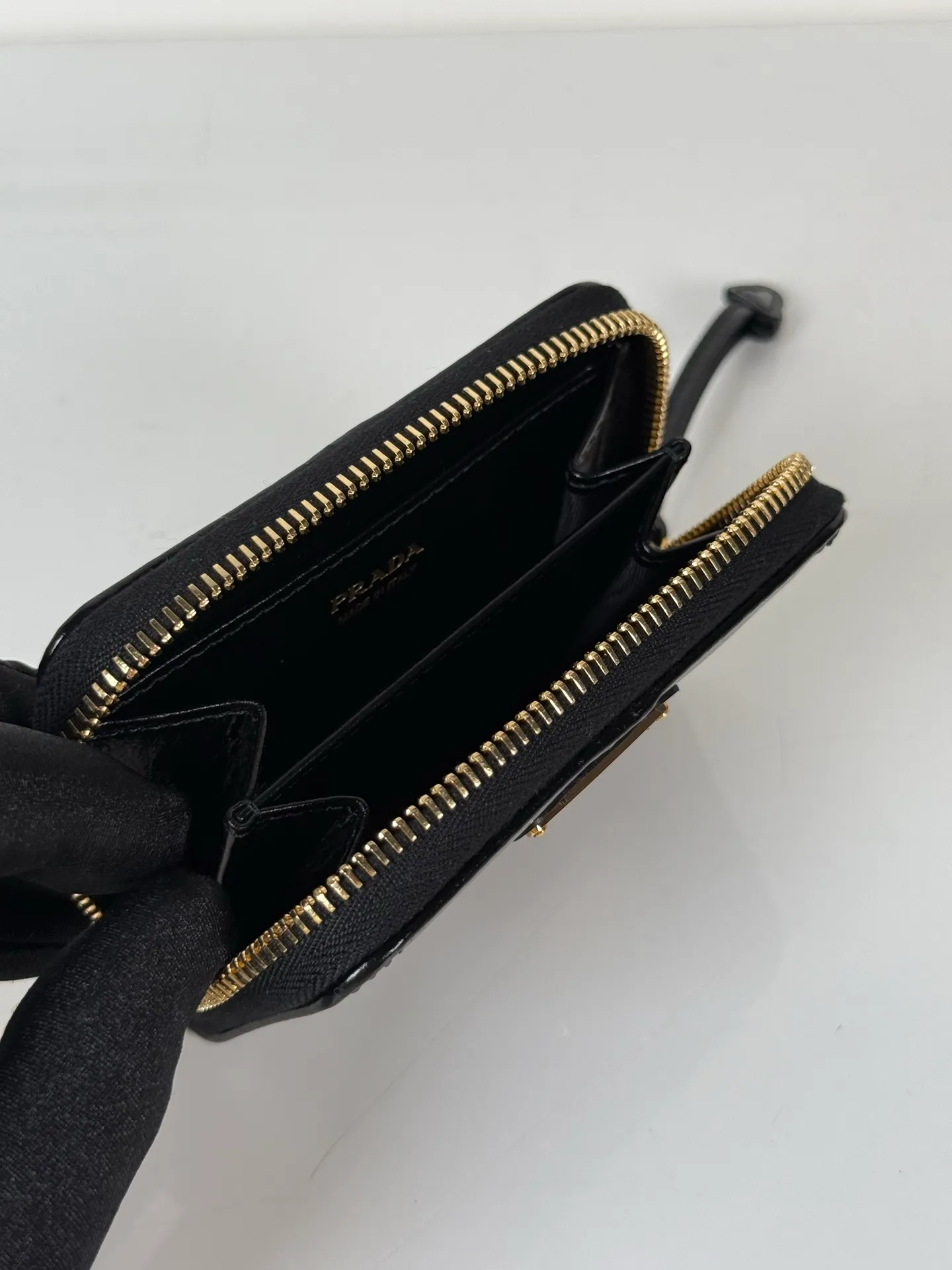 💰400, P Home ➡️Black waxed leather card holder for men and women, model 2MM003, classic and practical zipper design, pleated card slots inside, convenient for classification and storage. Perfect for going out alone with your mobile phone in summer or putting it in a small bag. Size 11×7.5cm, original quality, your best choice