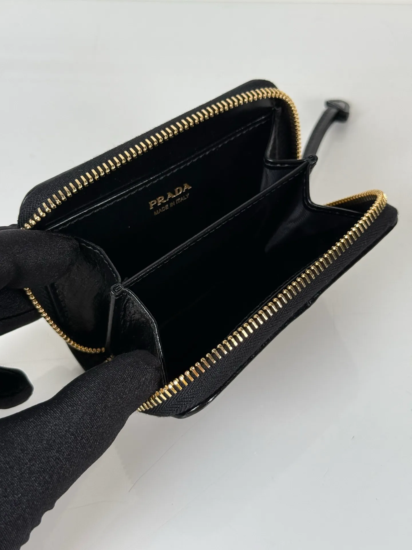 💰400, P Home ➡️Black waxed leather card holder for men and women, model 2MM003, classic and practical zipper design, pleated card slots inside, convenient for classification and storage. Perfect for going out alone with your mobile phone in summer or putting it in a small bag. Size 11×7.5cm, original quality, your best choice